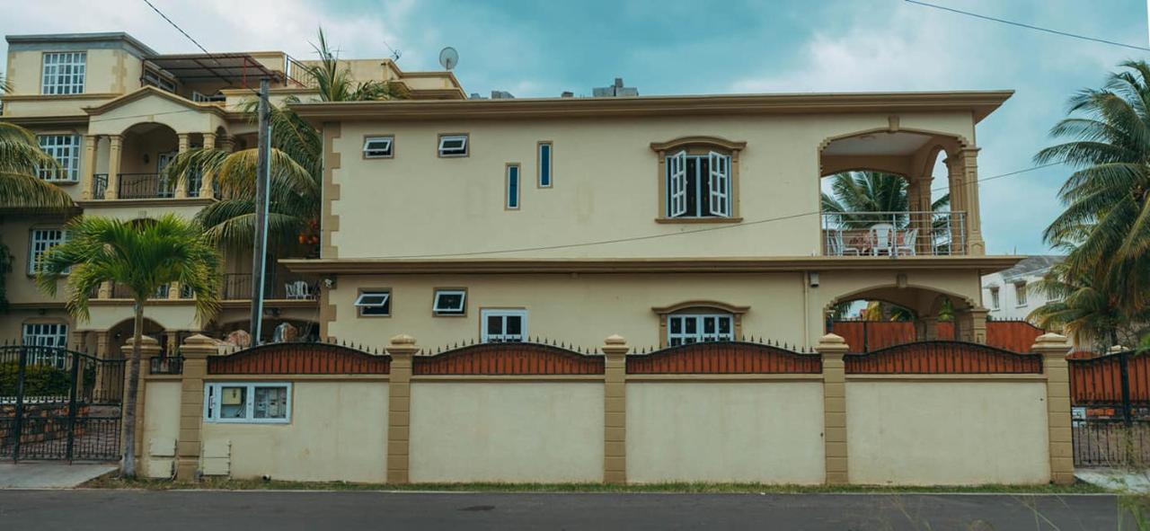 Rs Villas - Three Bedrooms Share Apartment With Private Room And Free Wifi And 100Mts To The Beach And Ac And 100Mts To Bus Stop And Pool Flic-en-Flacq Εξωτερικό φωτογραφία