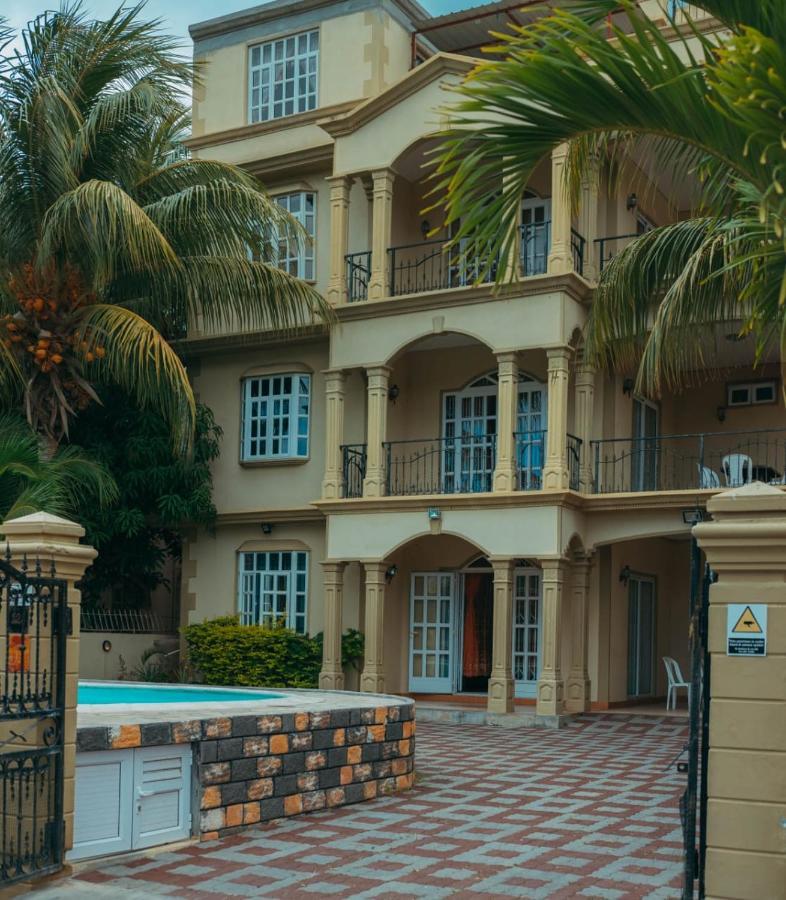 Rs Villas - Three Bedrooms Share Apartment With Private Room And Free Wifi And 100Mts To The Beach And Ac And 100Mts To Bus Stop And Pool Flic-en-Flacq Εξωτερικό φωτογραφία