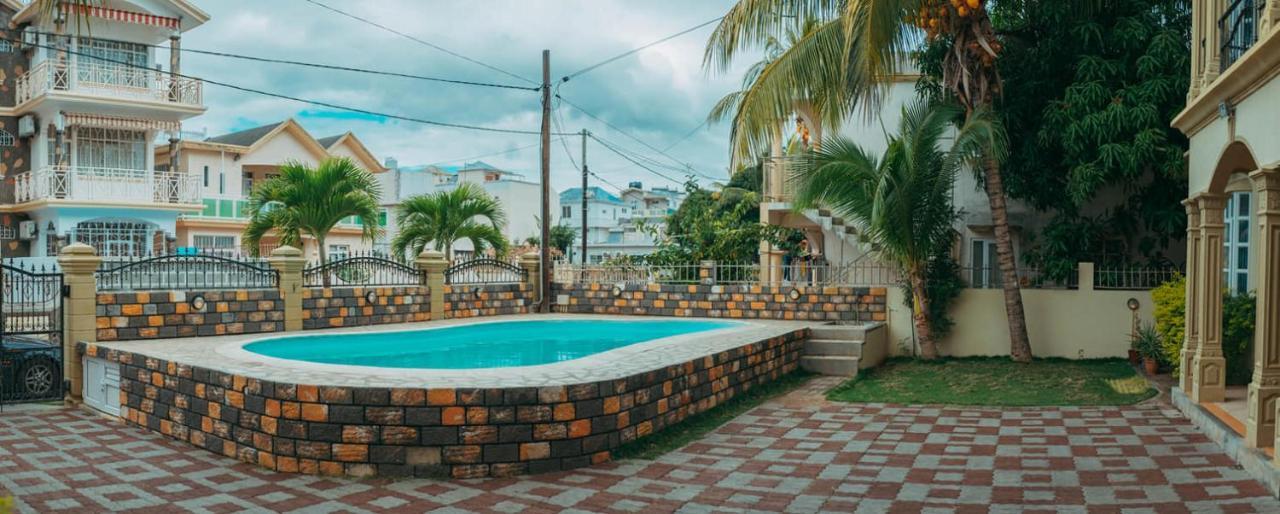 Rs Villas - Three Bedrooms Share Apartment With Private Room And Free Wifi And 100Mts To The Beach And Ac And 100Mts To Bus Stop And Pool Flic-en-Flacq Εξωτερικό φωτογραφία
