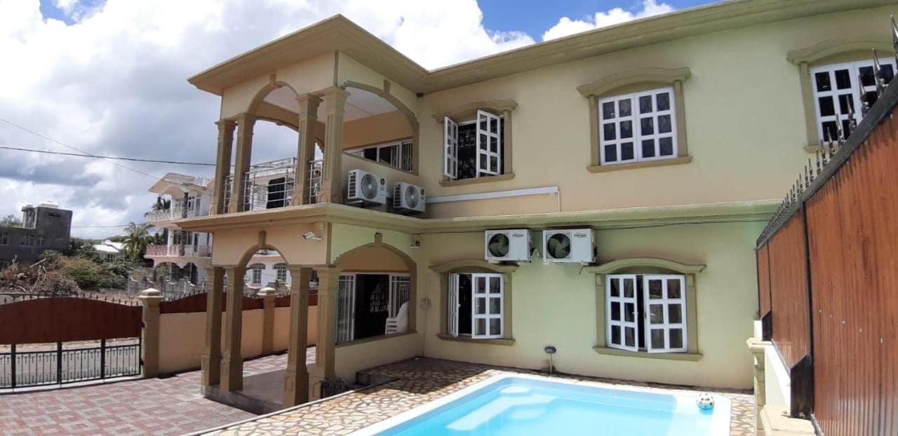 Rs Villas - Three Bedrooms Share Apartment With Private Room And Free Wifi And 100Mts To The Beach And Ac And 100Mts To Bus Stop And Pool Flic-en-Flacq Εξωτερικό φωτογραφία