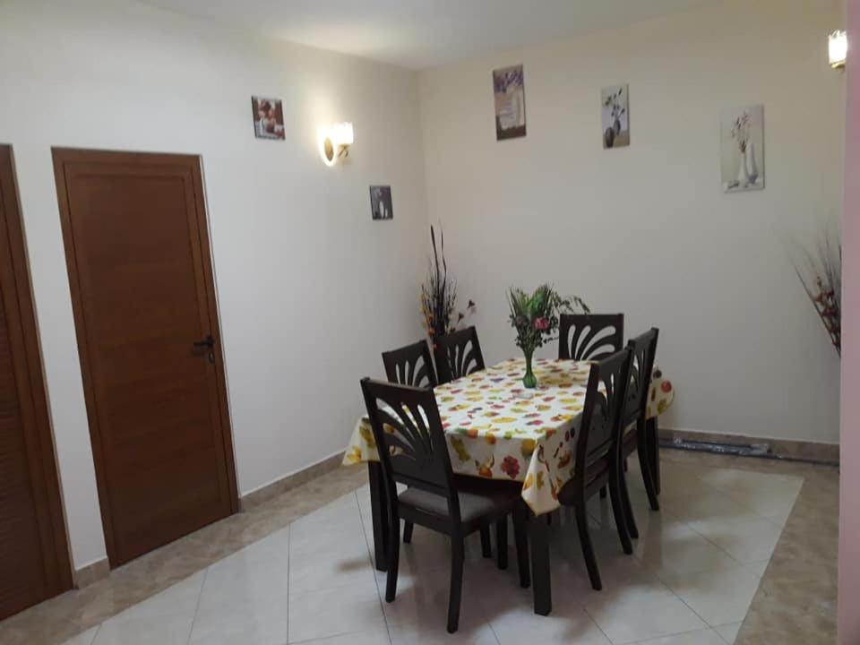 Rs Villas - Three Bedrooms Share Apartment With Private Room And Free Wifi And 100Mts To The Beach And Ac And 100Mts To Bus Stop And Pool Flic-en-Flacq Εξωτερικό φωτογραφία