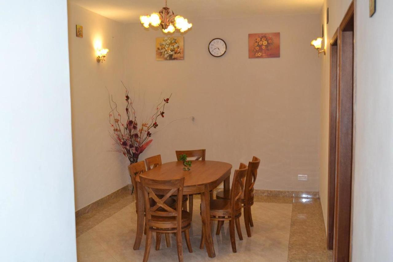 Rs Villas - Three Bedrooms Share Apartment With Private Room And Free Wifi And 100Mts To The Beach And Ac And 100Mts To Bus Stop And Pool Flic-en-Flacq Εξωτερικό φωτογραφία