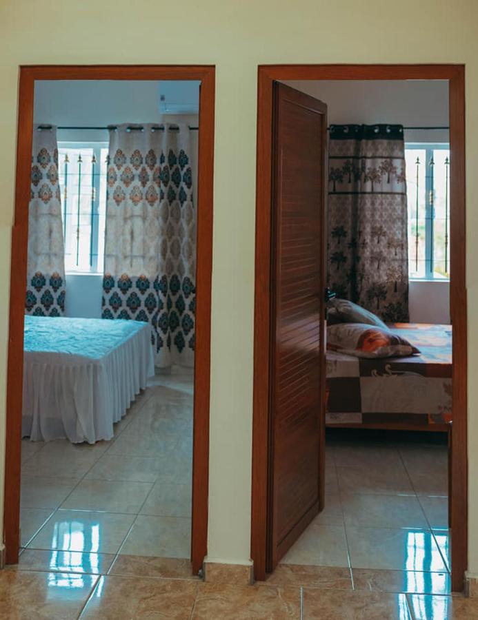 Rs Villas - Three Bedrooms Share Apartment With Private Room And Free Wifi And 100Mts To The Beach And Ac And 100Mts To Bus Stop And Pool Flic-en-Flacq Εξωτερικό φωτογραφία