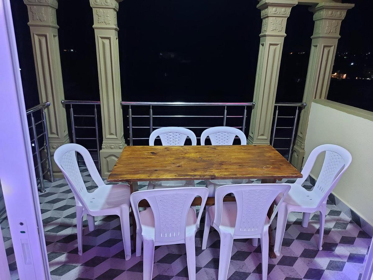 Rs Villas - Three Bedrooms Share Apartment With Private Room And Free Wifi And 100Mts To The Beach And Ac And 100Mts To Bus Stop And Pool Flic-en-Flacq Εξωτερικό φωτογραφία